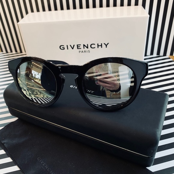 💜Givenchy black studded sunglasses - Picture 2 of 6